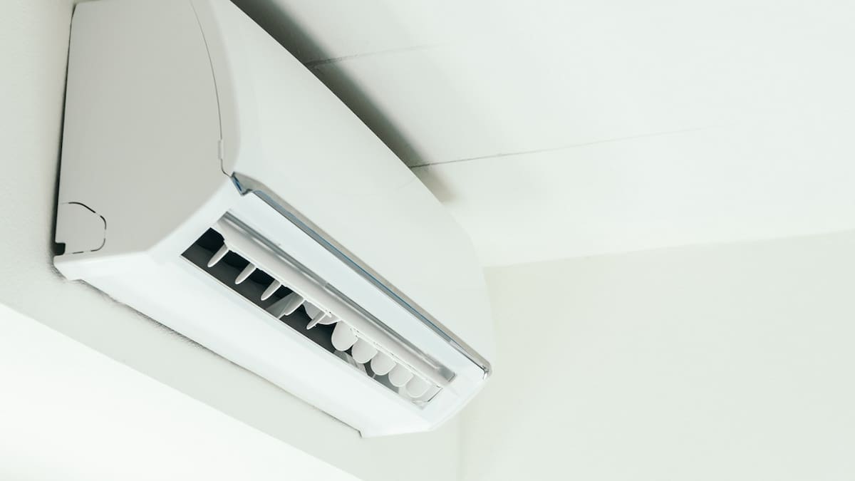¿A qué temperatura conviene colocar el aire acondicionado? Foto: Freepik.