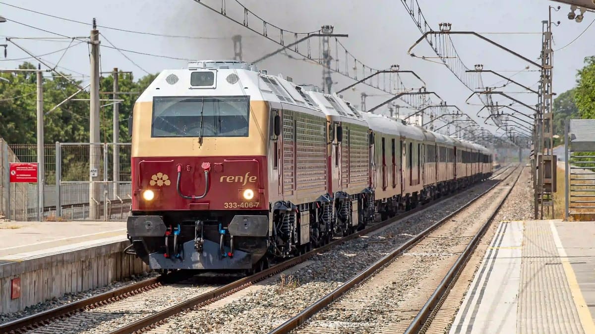 Un hotel sobre ruedas: cómo es Al Ándalus, el lujoso tren turístico que revive el glamour del siglo XX en España