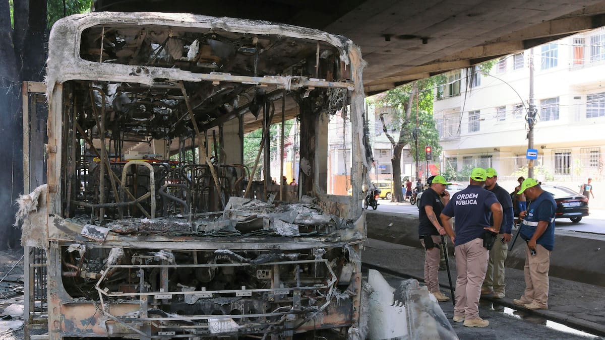 Violencia en Río de Janeiro: un operativo policial en las favelas dejó ocho muertos y los narcos quemaron colectivos
