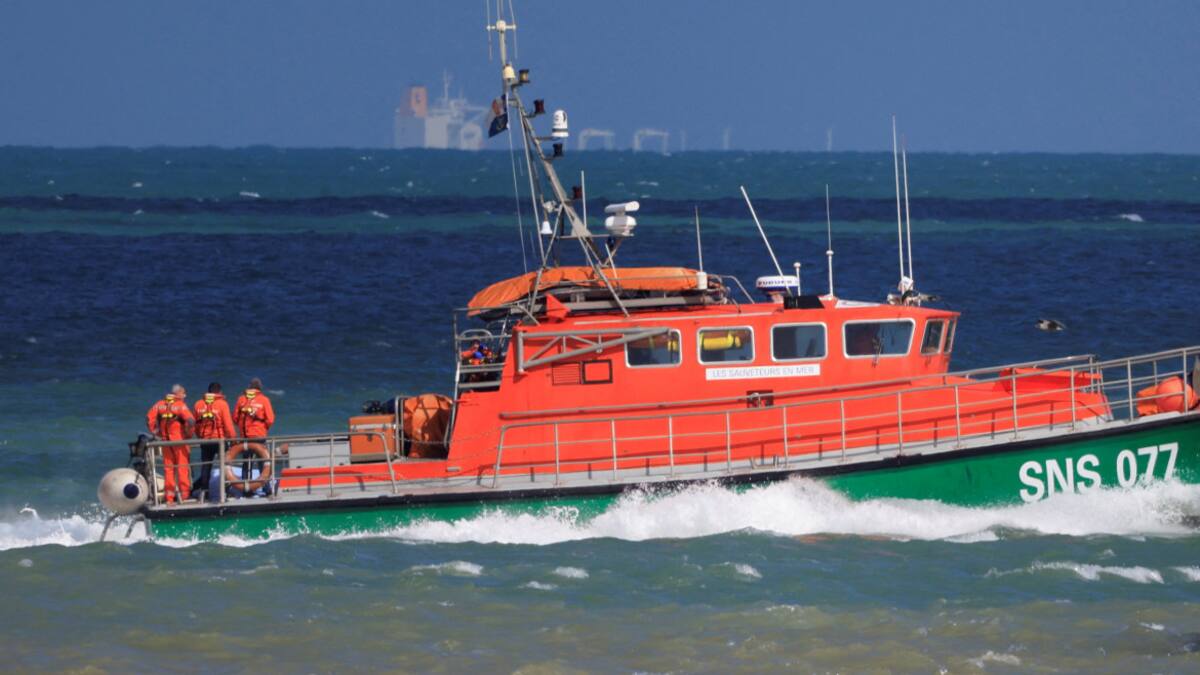 Al menos seis personas murieron tras naufragio de embarcación de migrantes en el canal de la Mancha. Foto: Reuters.