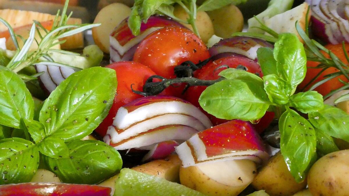 Albahaca, tomates y cebollas. Foto: Unsplash.