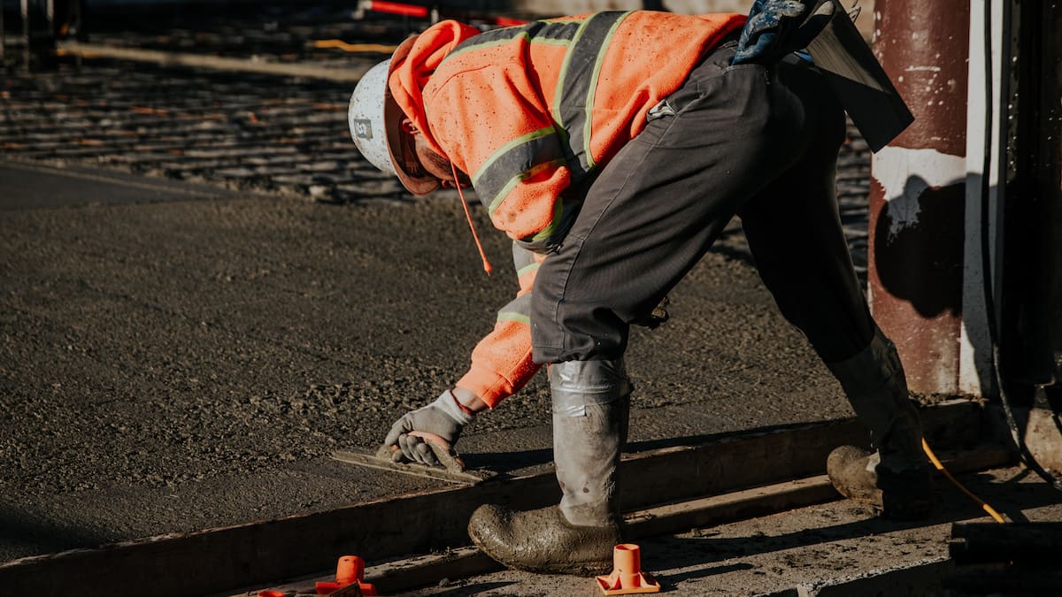 Los albañiles concuerdan: añadir unas cucharadas de detergente en la mezcla del hormigón es una excelente opción para reparaciones sencillas en casa