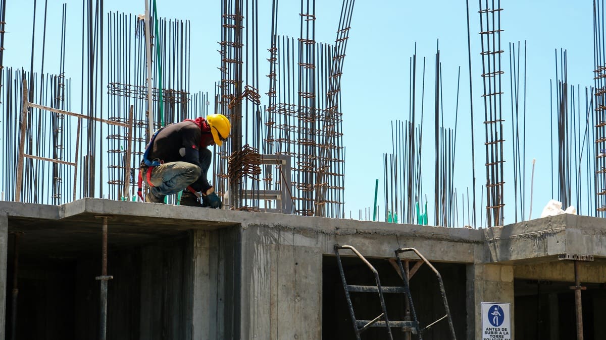 Se desplomó la actividad: la industria cayó 4,9% y la construcción se frenó en julio 2026, según el INDEC