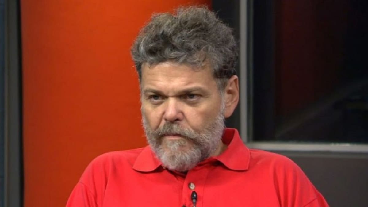 Escándalo en Ezeiza: demoraron a Alfredo Casero luego de darle un cabezazo a un fanático