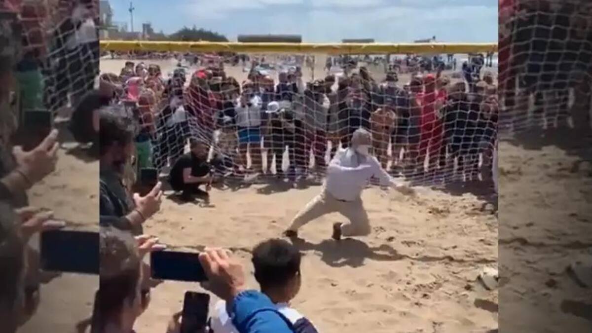 Alberto Fernández atajó un penal en la playa de Mar de Ajó