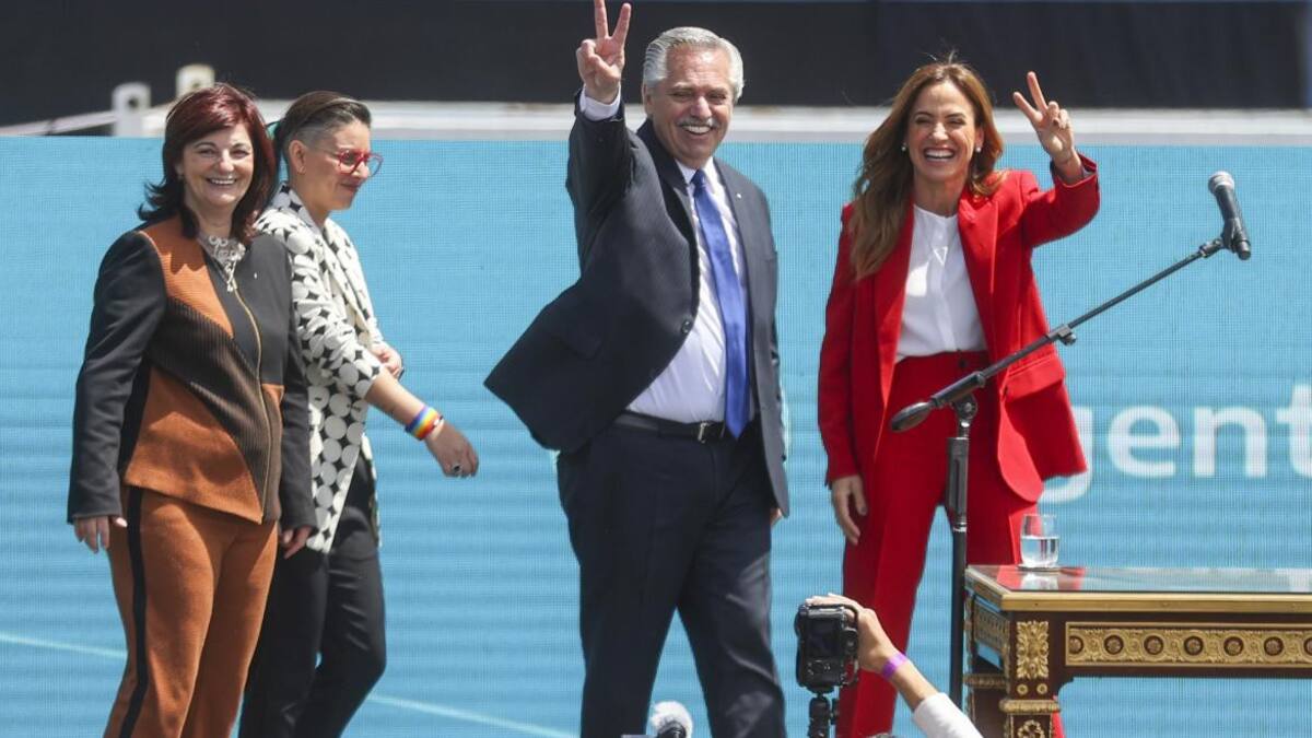 Alberto Fernández en la jura de Victoria Tolosa Paz, Kelly Olmos y Ayelen Mazzina. Foto: EFE.
