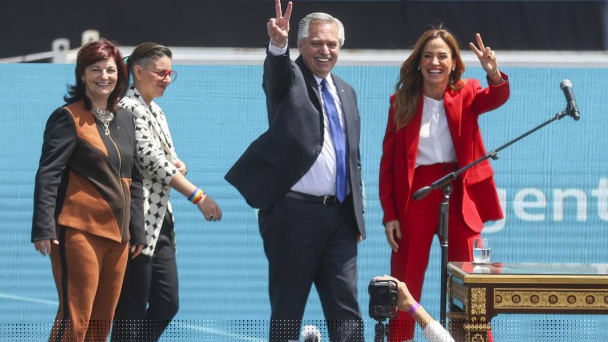 Alberto Fernández en la jura de Victoria Tolosa Paz, Kelly Olmos y Ayelen Mazzina. Foto: EFE.