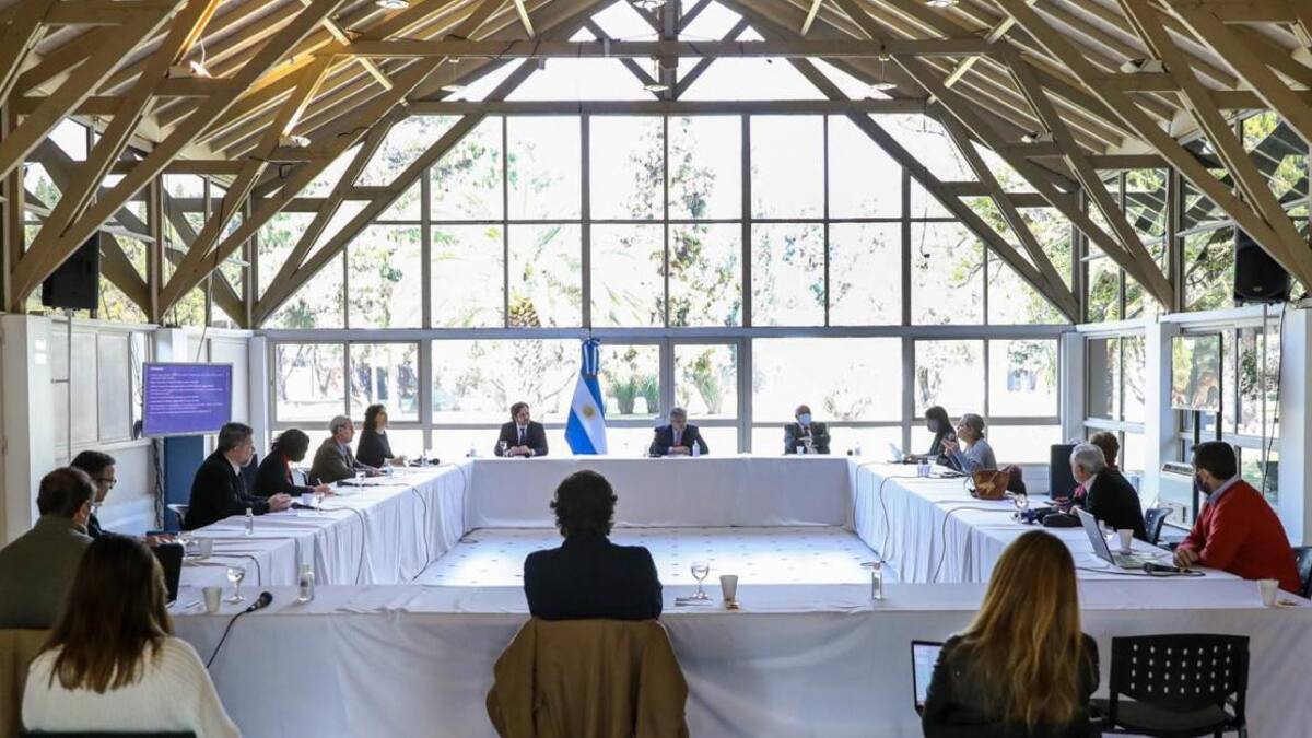 Alberto Fernández en la Quinta de Olivos, reunión con el comité de expertos, Agencia NA