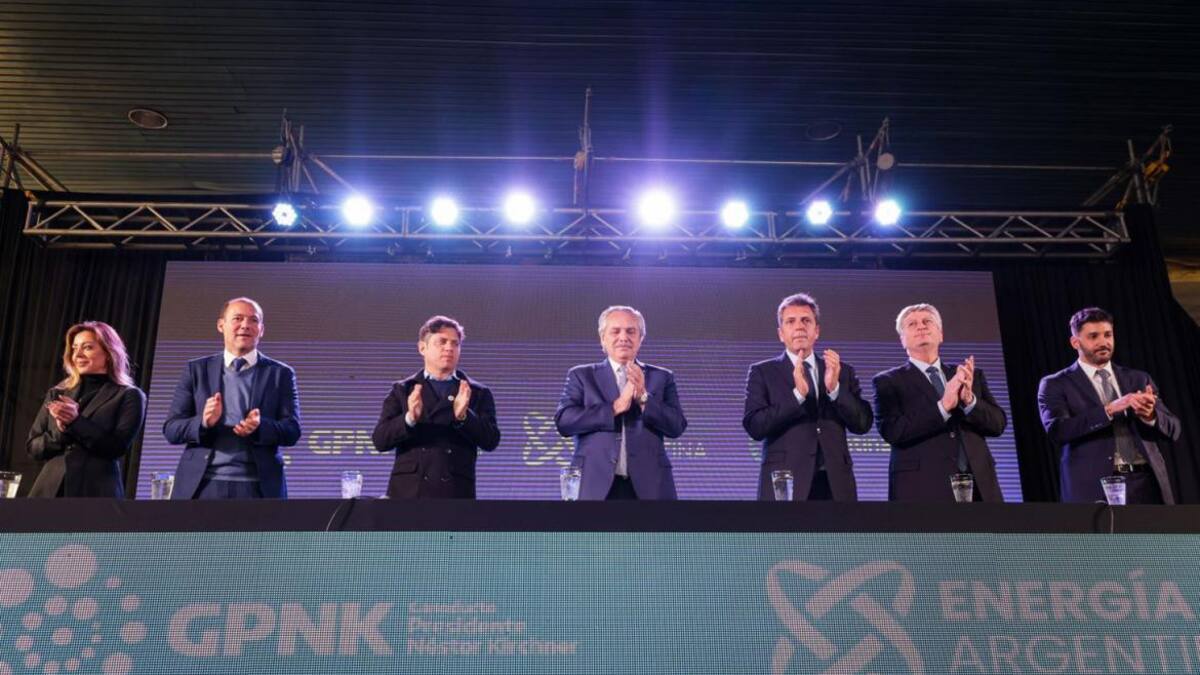 Alberto Fernández encabezó firma de contratos para el Gasoducto Néstor Kirchner. Foto: NA.