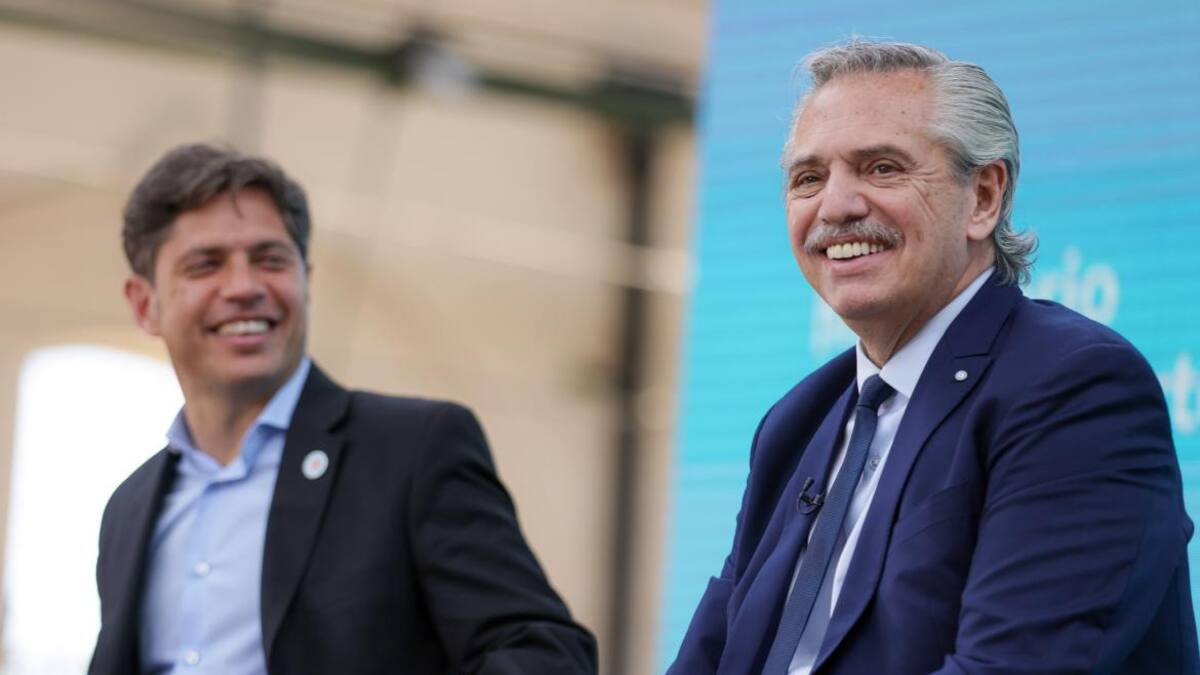 Alberto Fernández junto a Axel Kicillof en La Plata. NA
