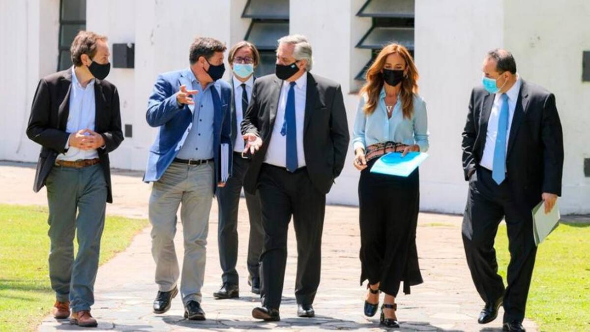 Alberto Fernández junto a funcionarios por Consejo Económico y Social