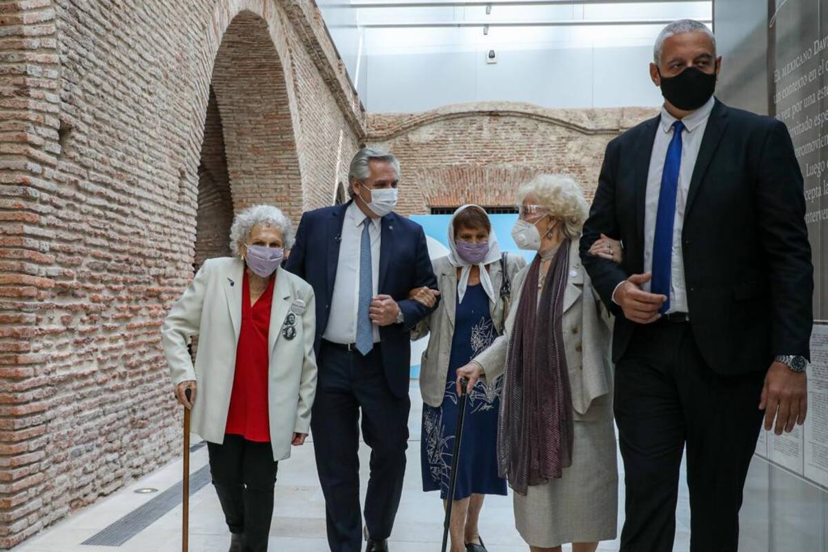 Alberto Fernández junto a Madres y Abuelas de Plaza de Mayo, Presidencia