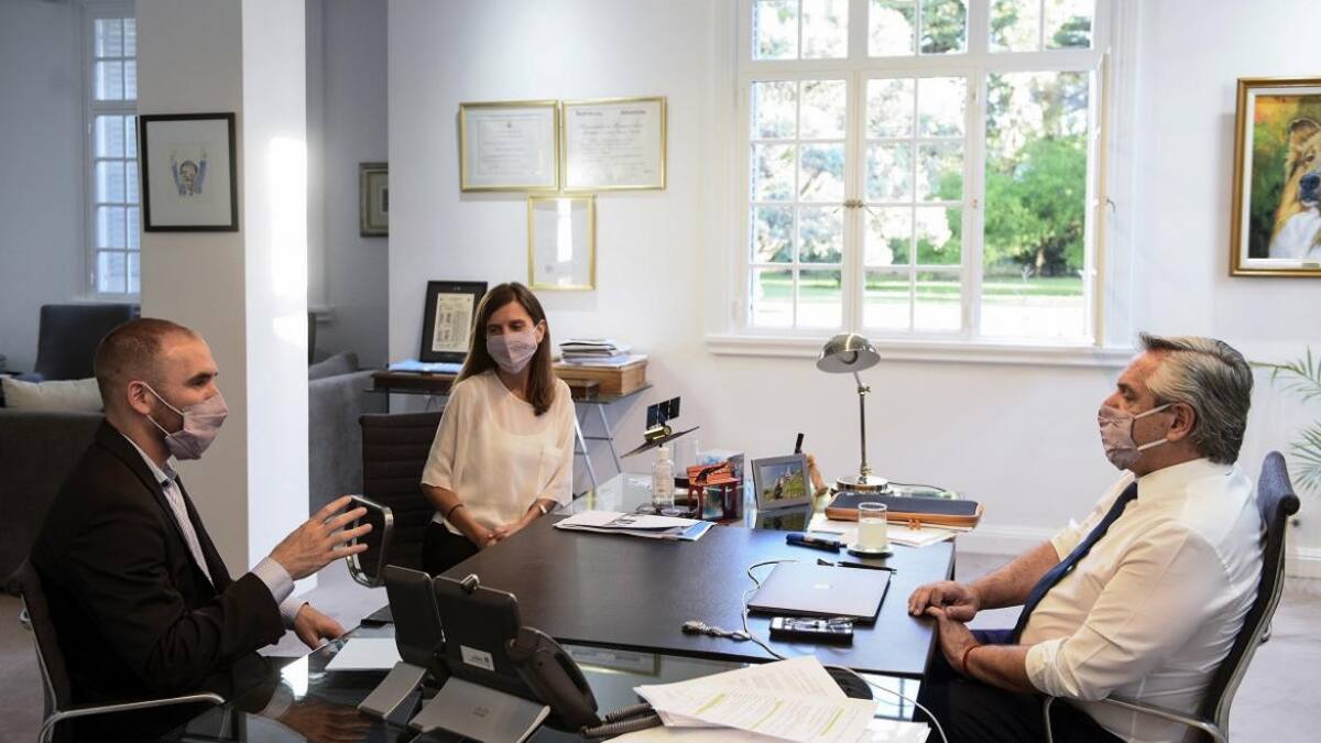 Alberto Fernández junto a Martín Guzmán y Fernanda Raverta. (Foto: Presidencia)