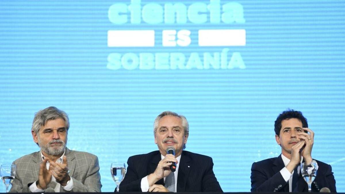 Alberto Fernández junto a Wado De Pedro y Daniel Filmus en Tecnópolis. Foto: Presidencia.