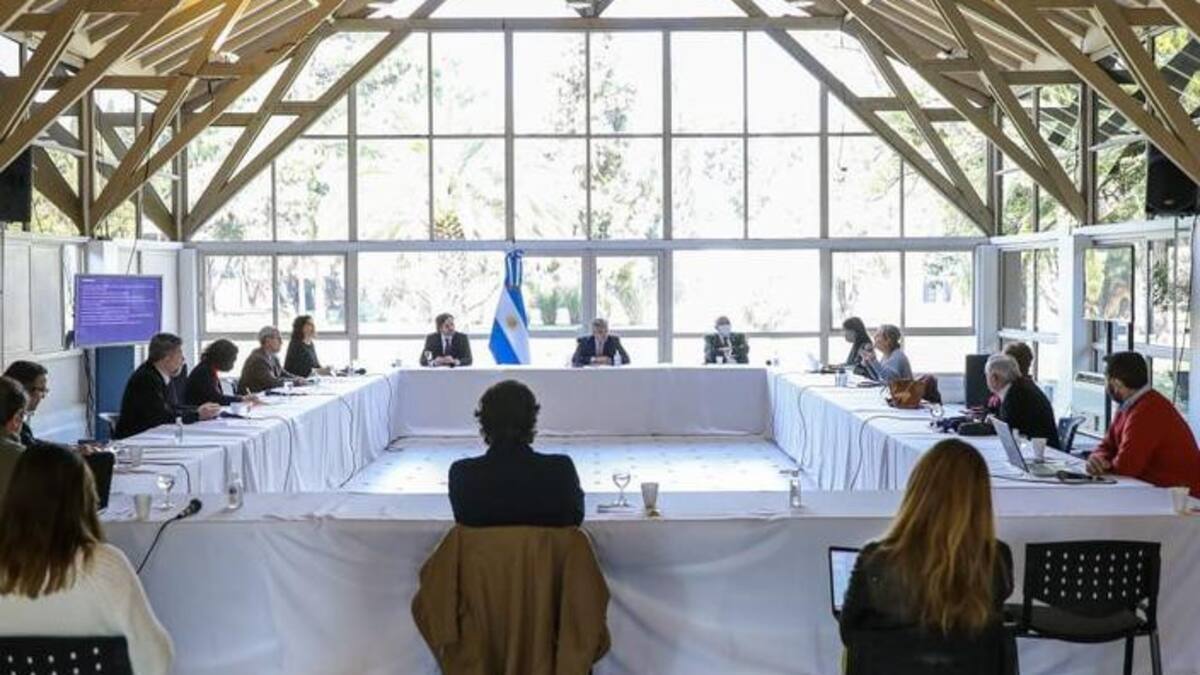 Alberto Fernández junto al Comité de Expertos, foto Presidencia