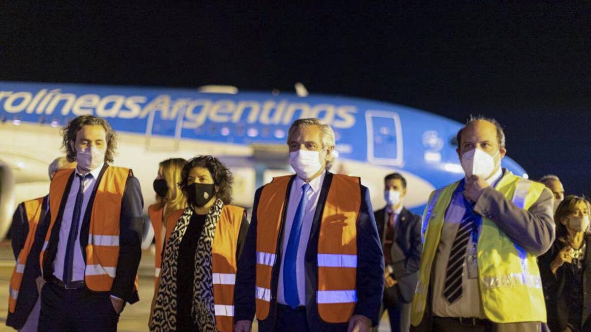Alberto Fernández, Santiago Cafiero y Carla Vizzotti en Ezeiza, AGENCIA NA