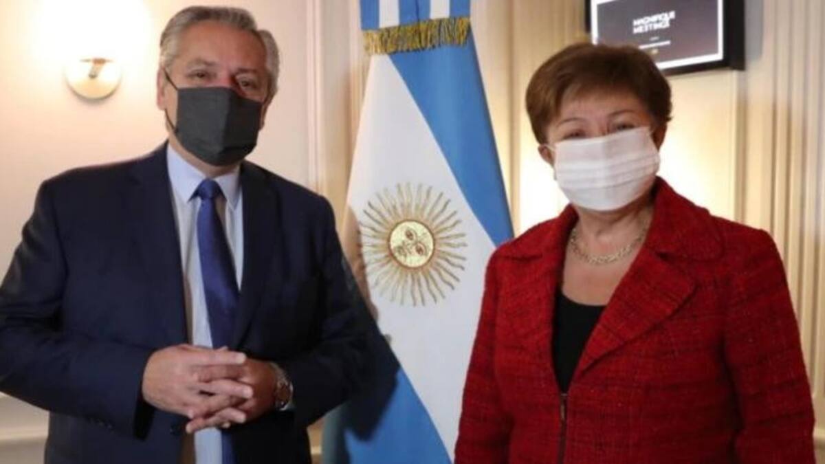 Alberto Fernández y la directora del FMI Kristalina Georgieva durante su encuentro en un hotel de Roma, NA
