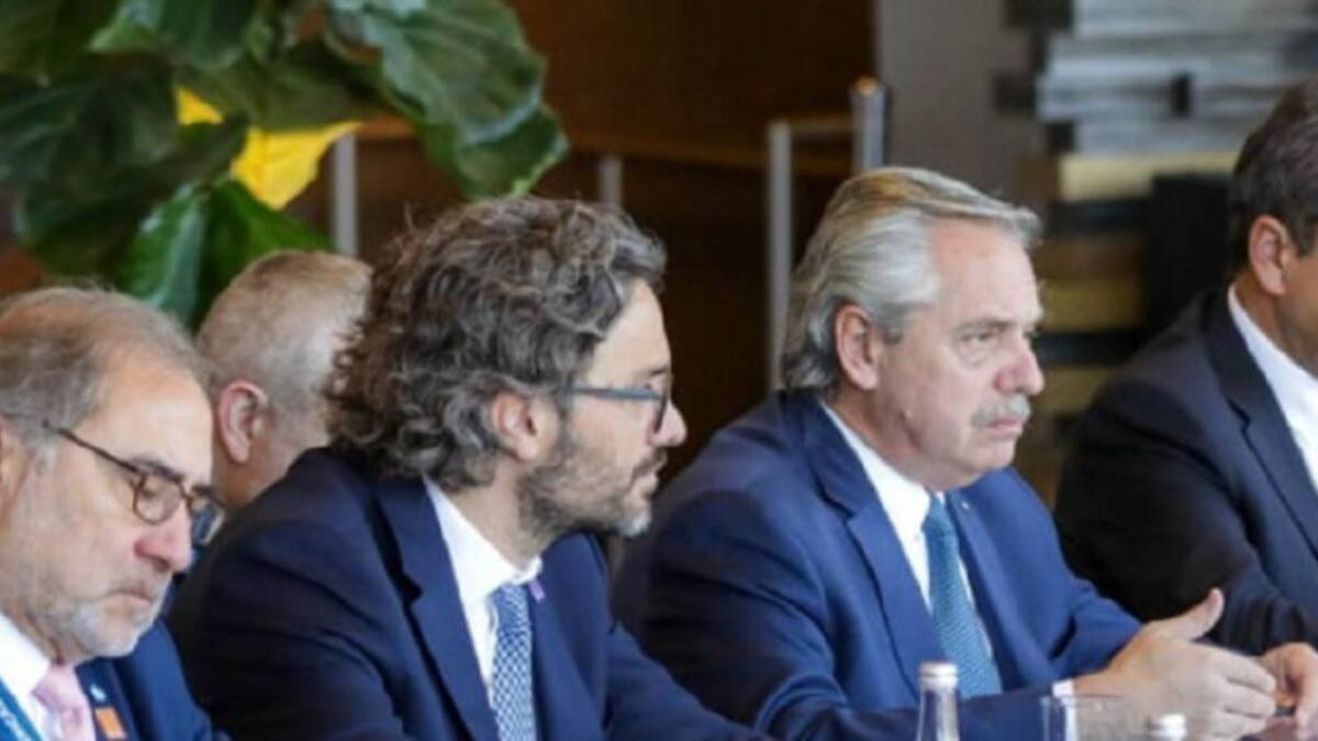 Alberto Fernández y su equipo. Foto: NA.