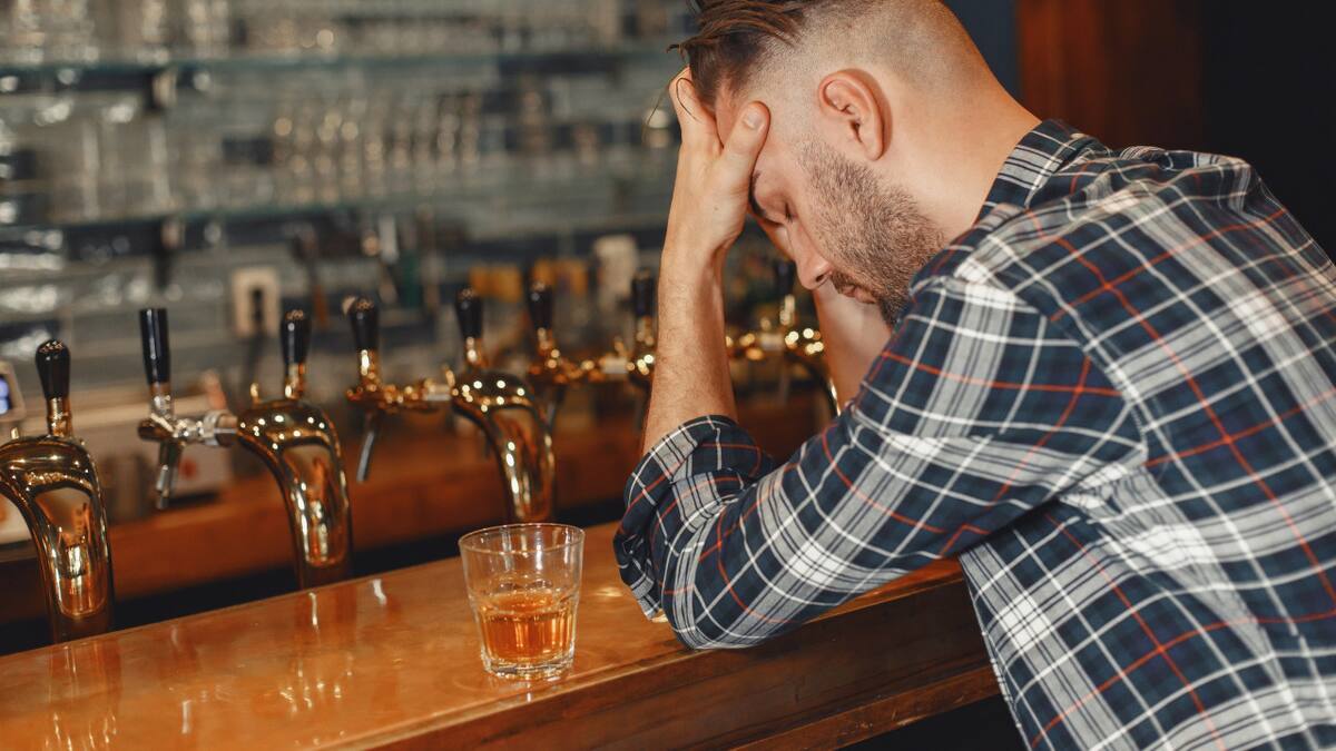 Alcohol, alcoholismo. Foto: Freepik.