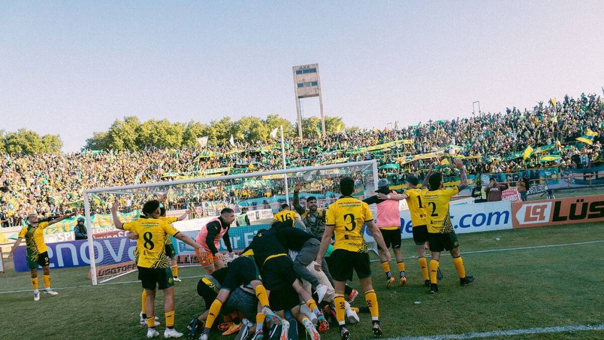 Aldosivi jugará contra San Martín (T) por un ascenso a Primera. Foto: Instagram.