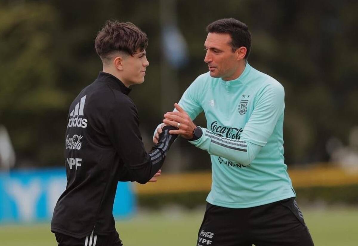 Alejandro Garnacho con Lionel Scaloni. Foto: Instagram @garnacho7.