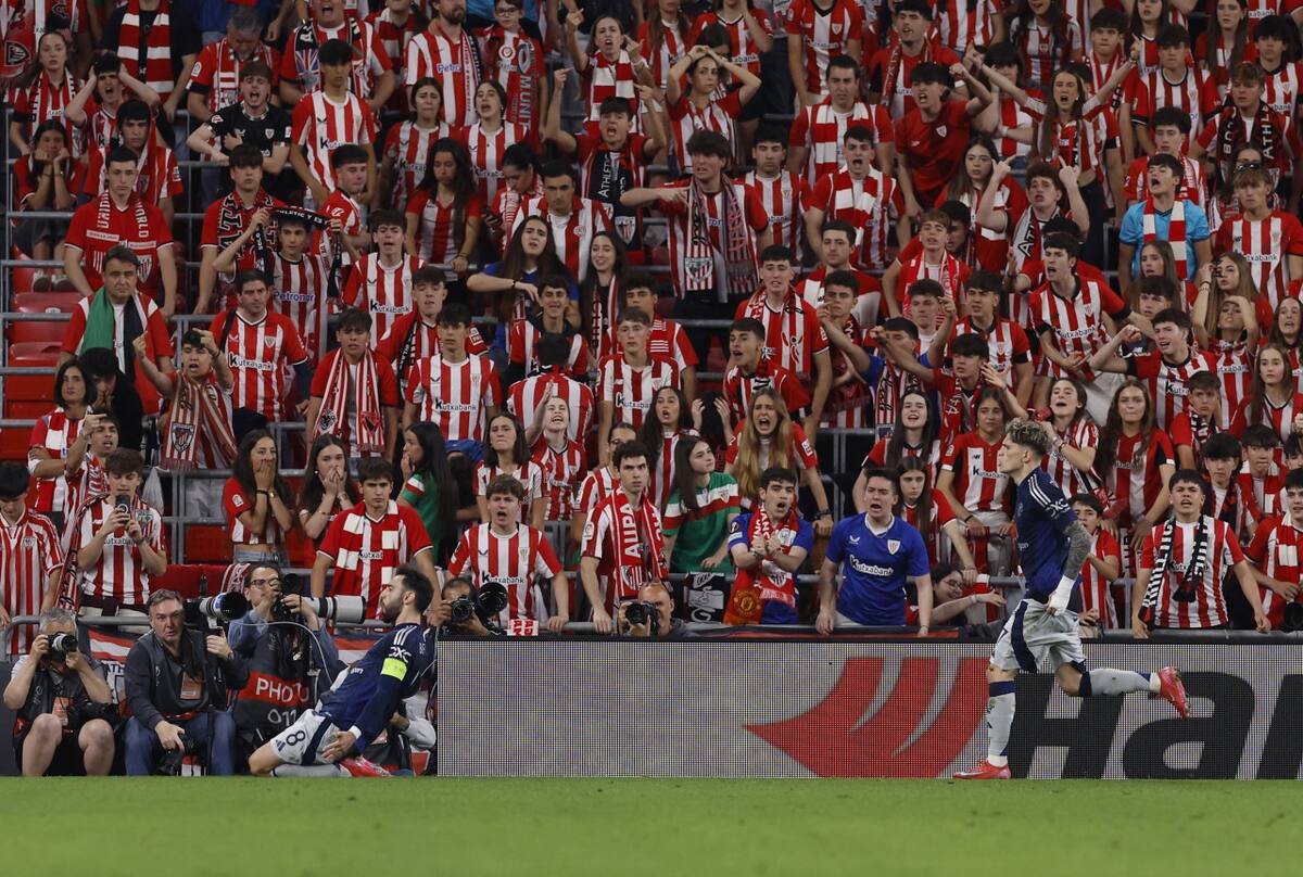 Alejandro Garnacho y Bruno Fernandes, Manchester United vs Athletic de Bilbao. Foto: Reuters/Vincent West