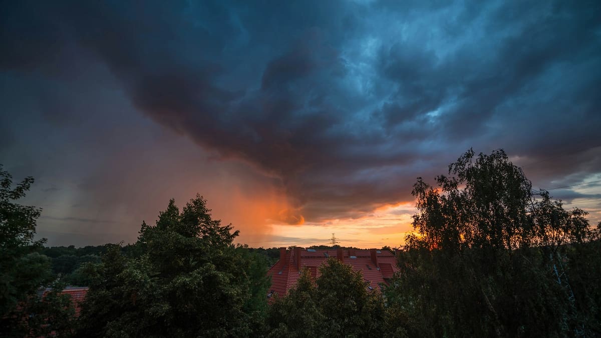 Alerta amarilla por temperaturas extremas y tormentas.