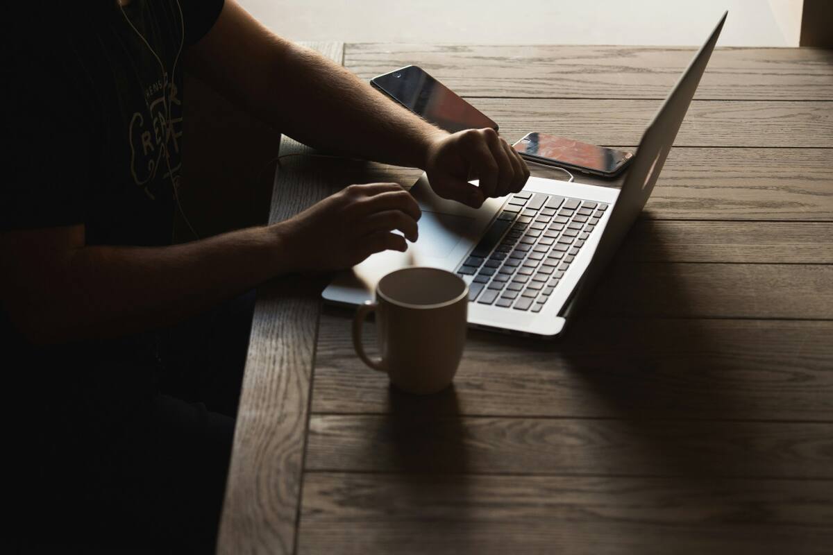 Alertan sobre el peligro de las "novias virtuales" impulsadas con IA. Foto: Unsplash.