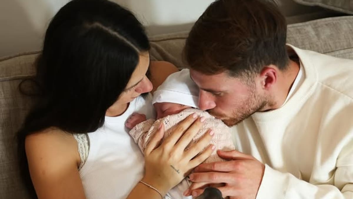 Alexis Mac Allister y Ailén Cova presentaron a su hija Alaia en redes: las tiernas postales