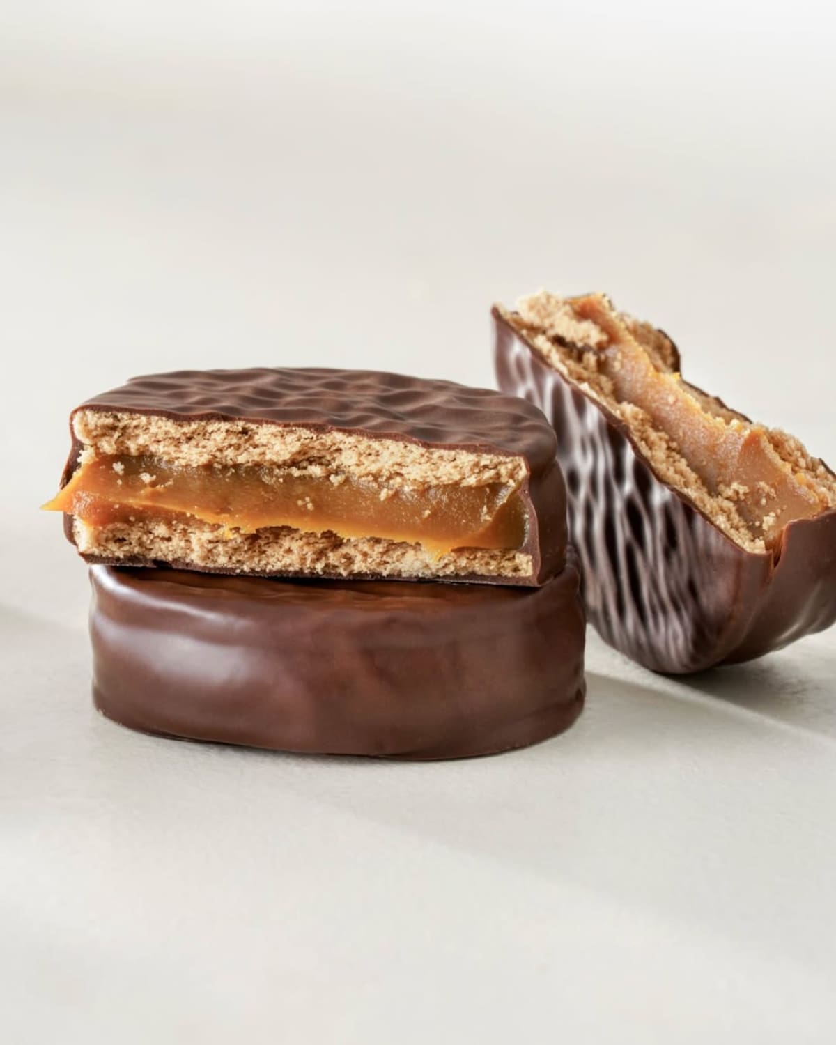 Alfajor Cachafaz de Chocolate Negro.