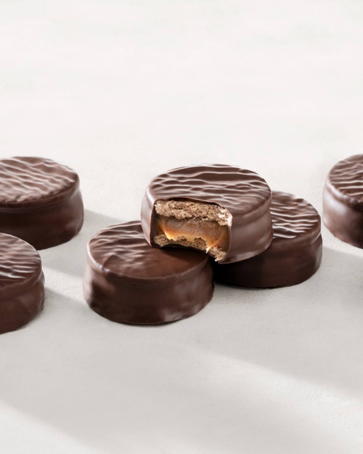 Alfajor Cachafaz de Chocolate Negro.