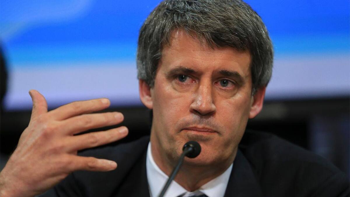 Prat Gay le respondió a Cristina: “Si buscan a quienes fugaron los dólares durante el gobierno anterior, empiecen por su jefa”