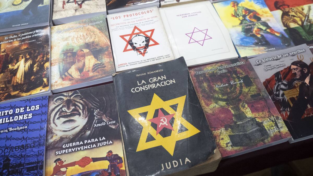 Algunos de los libros nazis incautados. Foto: Télam
