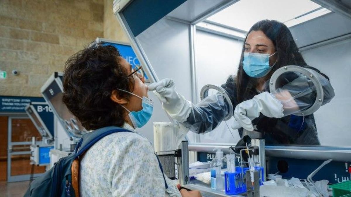 Algunos países todavía solicitan testeos PCR para ingresar. Foto: NA.