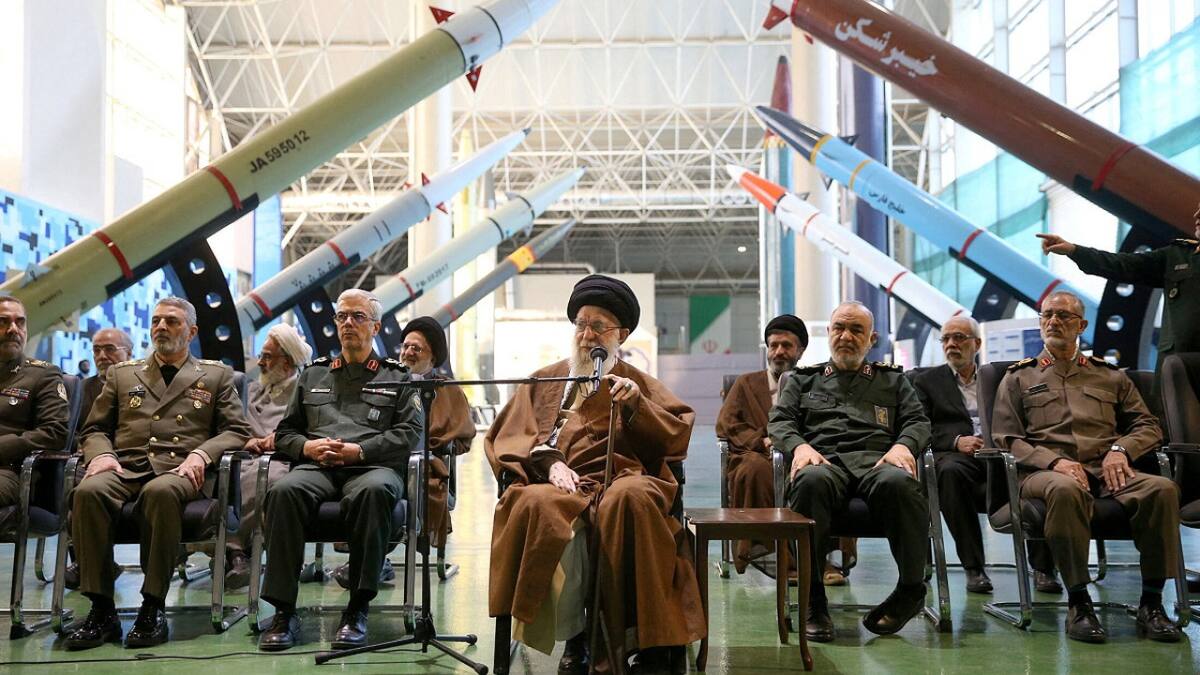 Alí Jamenei, presentando armamento en Teherán, Irán. Foto: Reuters.