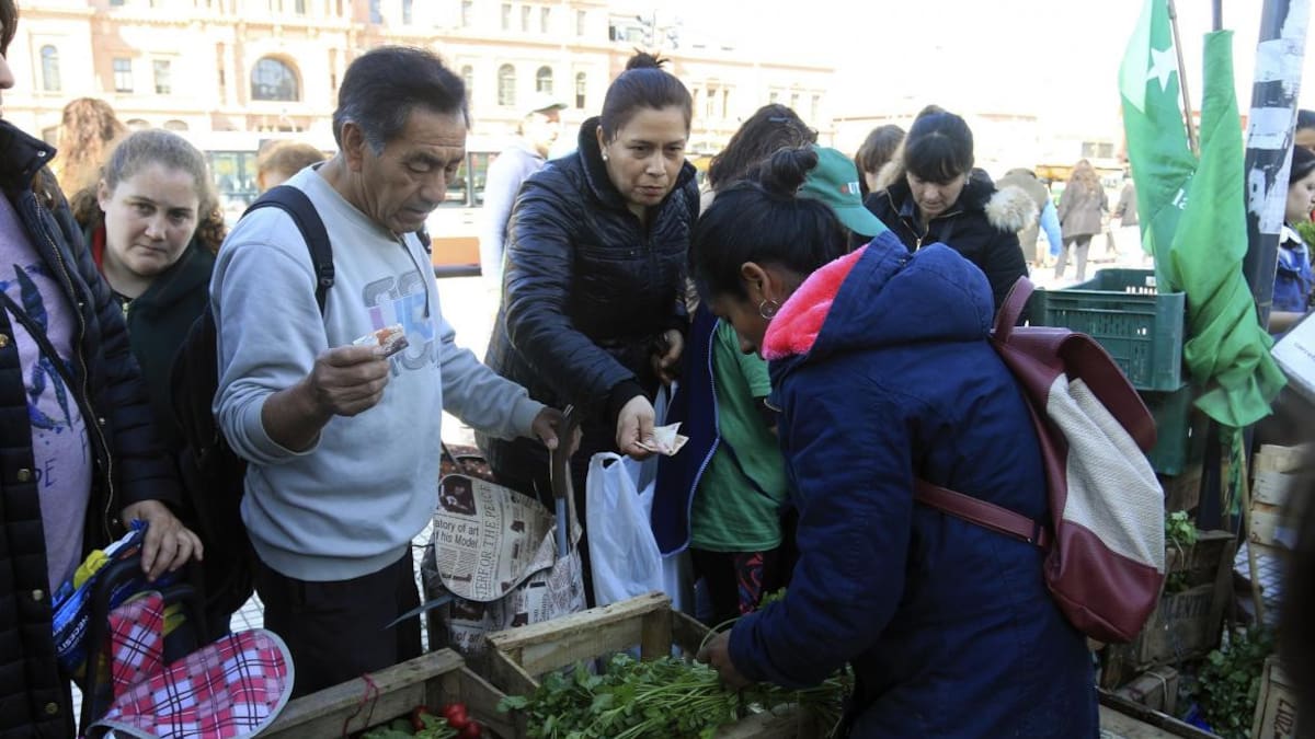 "Alimentazo" en Plaza de Mayo: pequeños productores ofrecen comida al costo