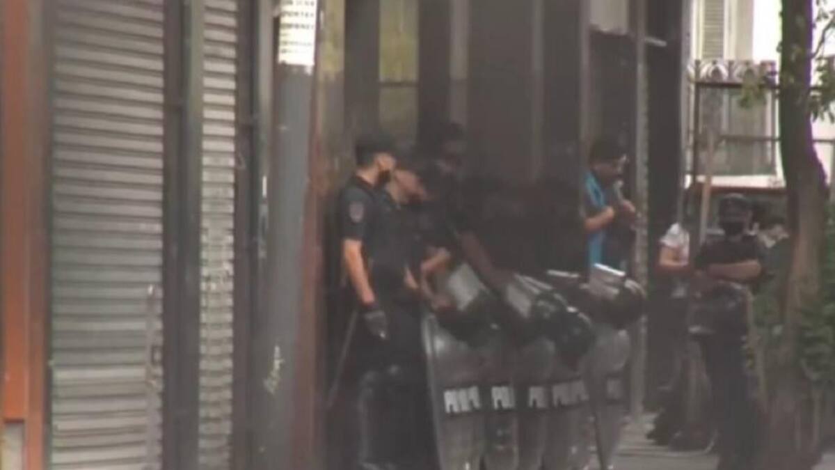 Allanaron una galería en Once buscando mercadería trucha: hay un detenido