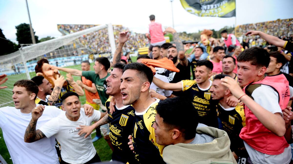Almirante Brown, clasificado a la final por el ascenso directo. Foto: Telam