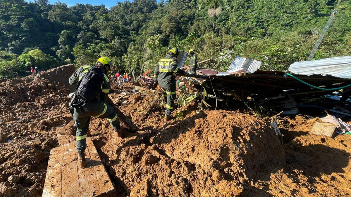 Alud en Colombia: el impresionante momento en el que una montaña se desprendió y cayó sobre los autos