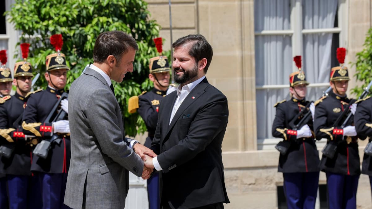 Ambos presidentes se saludaron para la prensa antes del almuerzo. Foto: EFE.