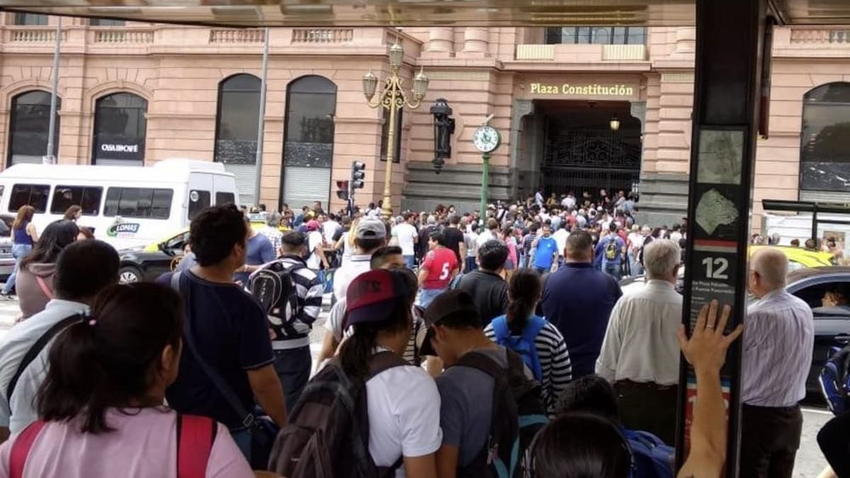 Amenaza de bomba en estación de trenes de Constitución, evacuación de pasajeros