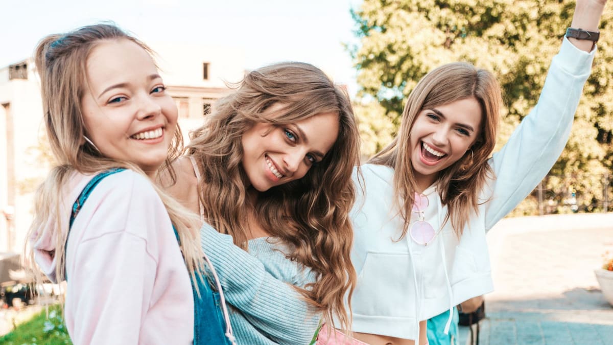 Amigas con distintos peinados. Foto: Freepik