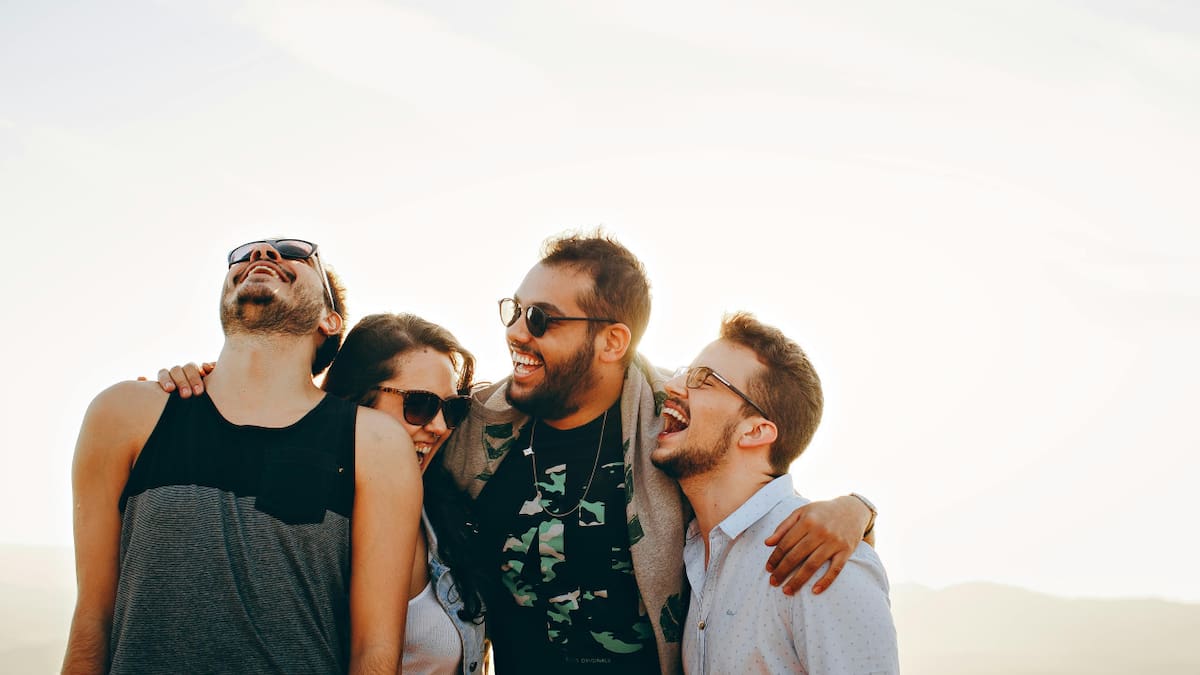 Amigos, amistad, primavera, verano. Foto: Pexels.