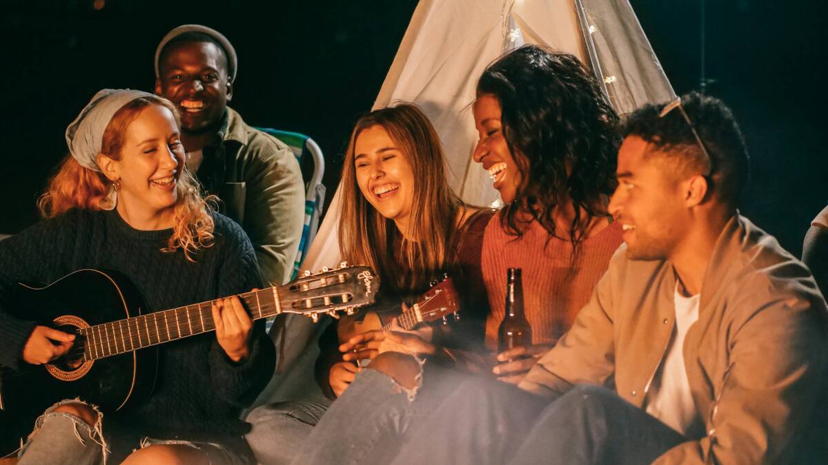 Amigos, reunión, felices, alegría. Foto: Pexels.