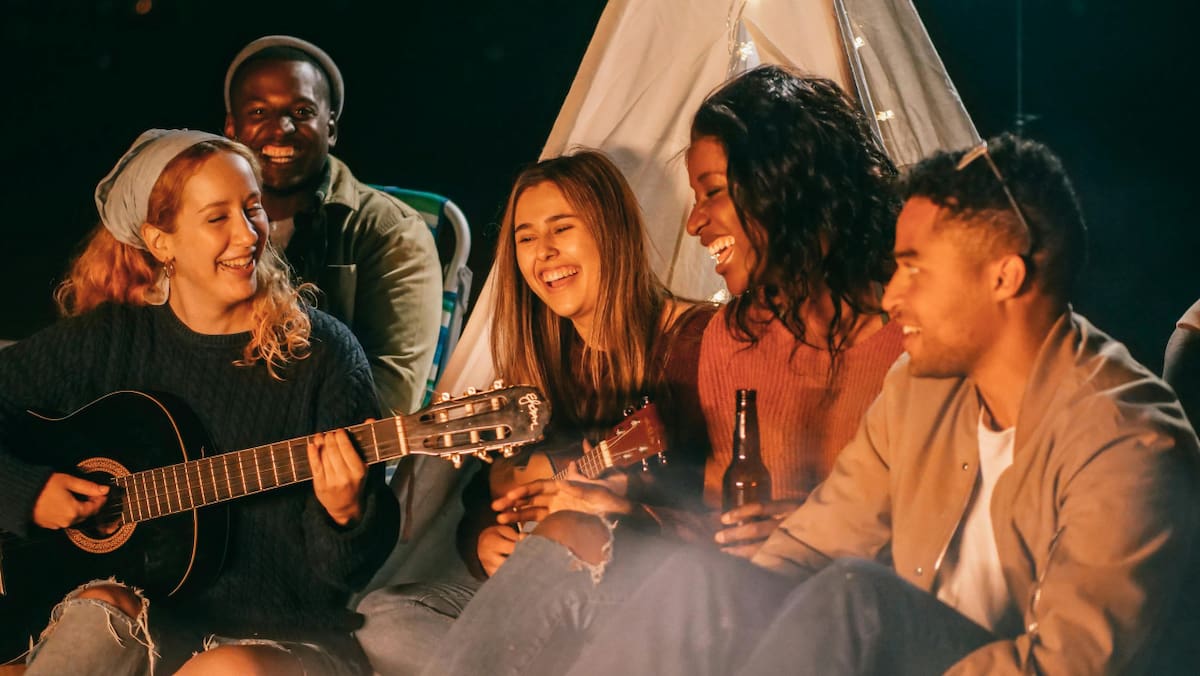Amigos, reunión, felices, alegría. Foto: Pexels.