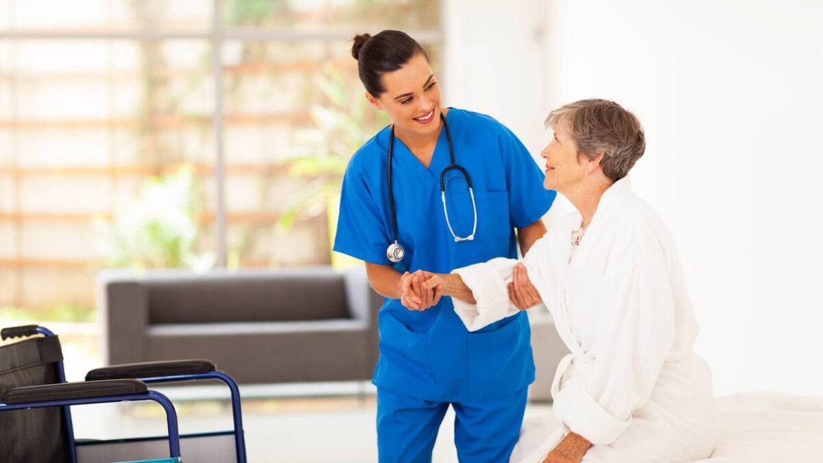 Ancianos, cuidadores. Foto: Unsplash