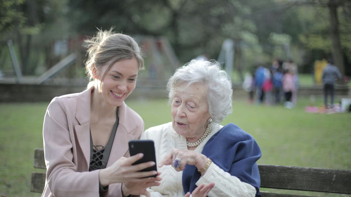Ancianos, telefono, celular. Fuente: Pexels.
