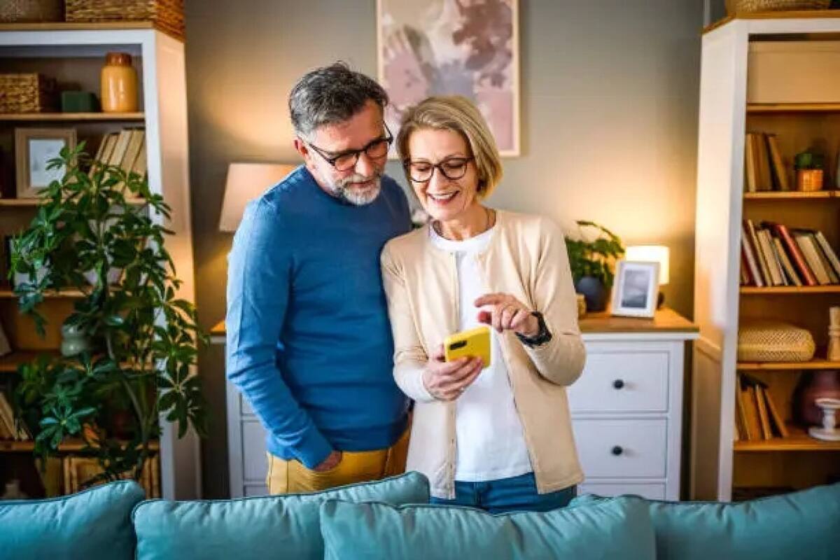 Ancianos, telefono, celular. Fuente: Pexels.