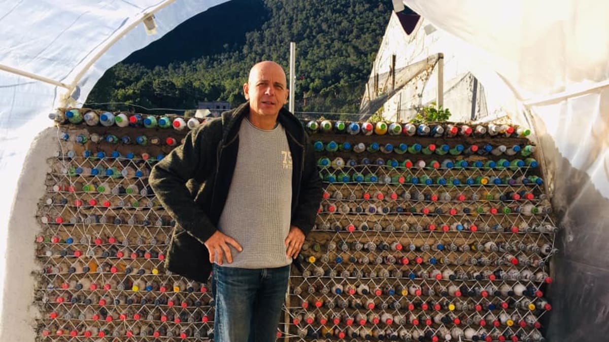 Convierte botellas de plástico en ladrillos y construye casas hasta un 40% más baratas: así funciona el método “Eco-Tec”