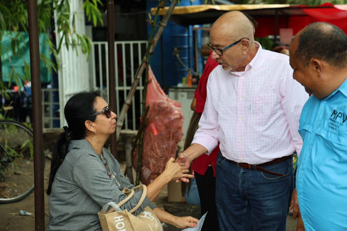 Andrés Caleca escuchando a los vecinos. Foto: Twitter @ajcaleca